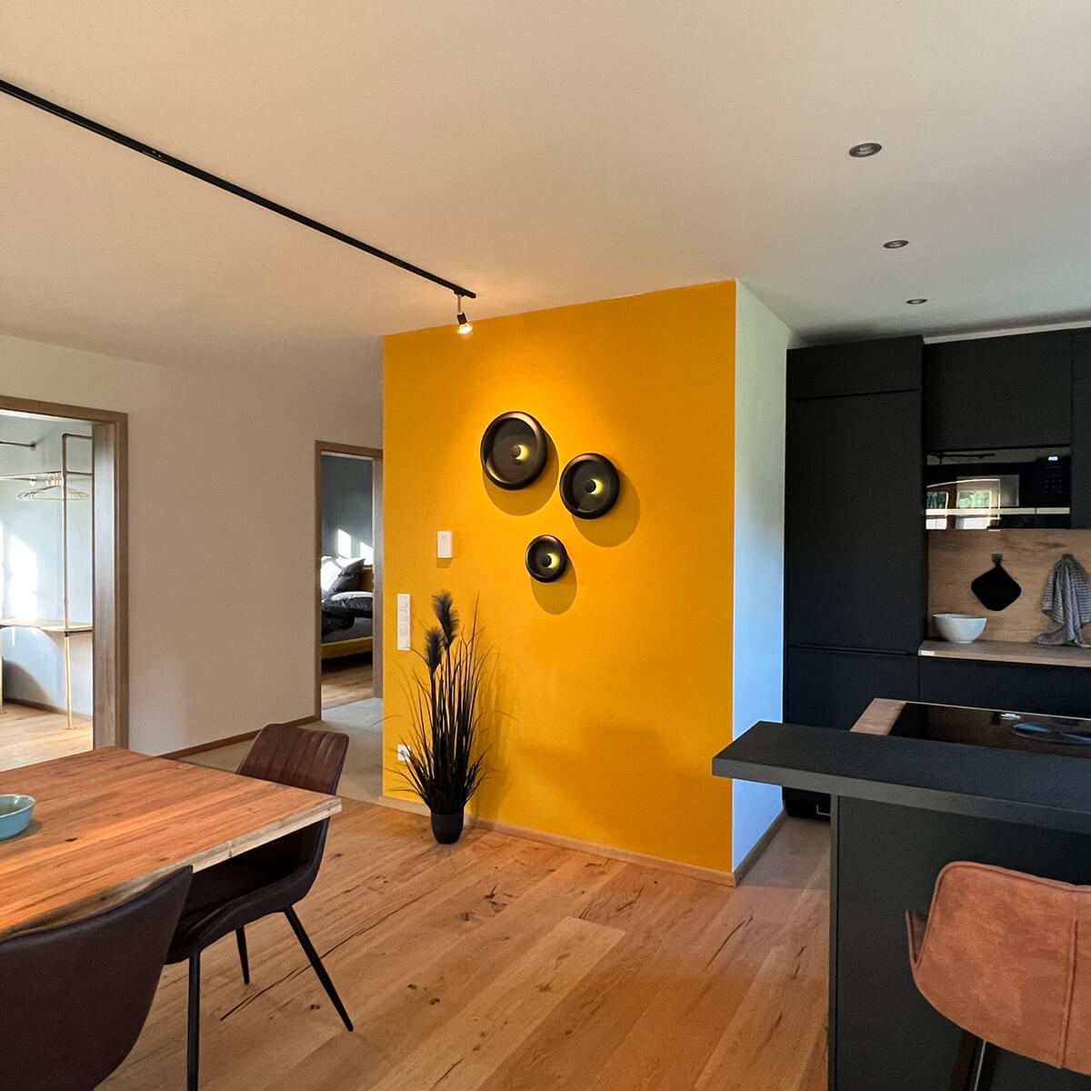 Apartmenthaus-Dorfen-1-OG-offene-Küche-mit-Essbereich