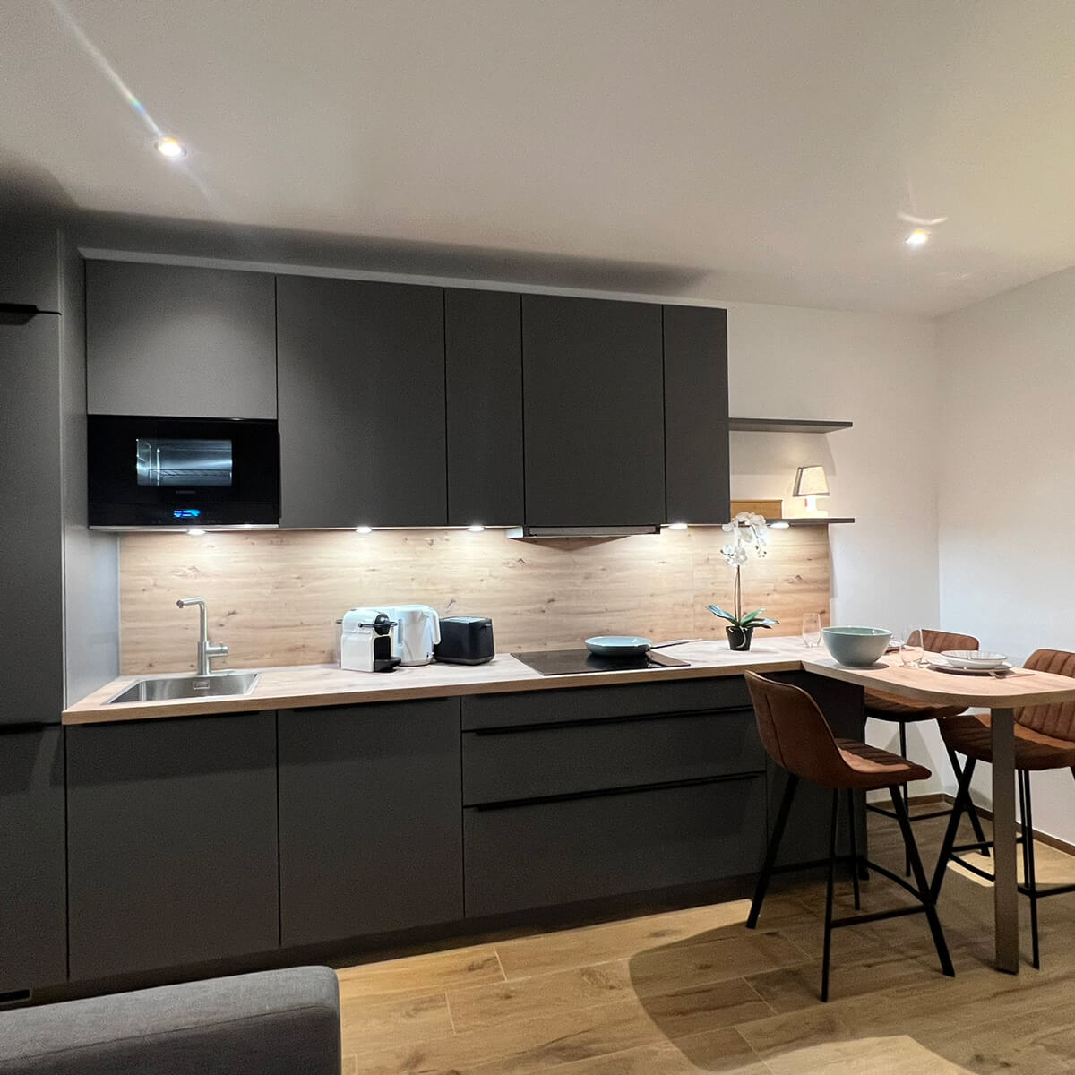Apartmenthaus-Dorfen-Apartment-1-Souterrainwohnung-Küche-mit-Essbereich