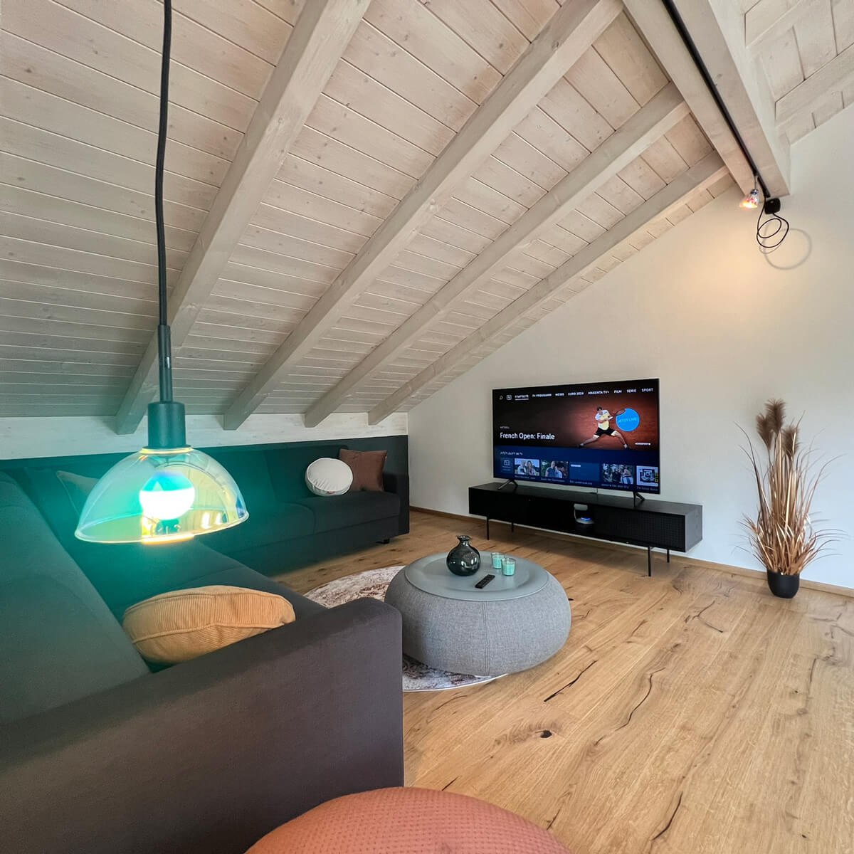 Apartmenthaus-Dorfen-Dachgeschosswohnung-Wohnzimmer-Apartment