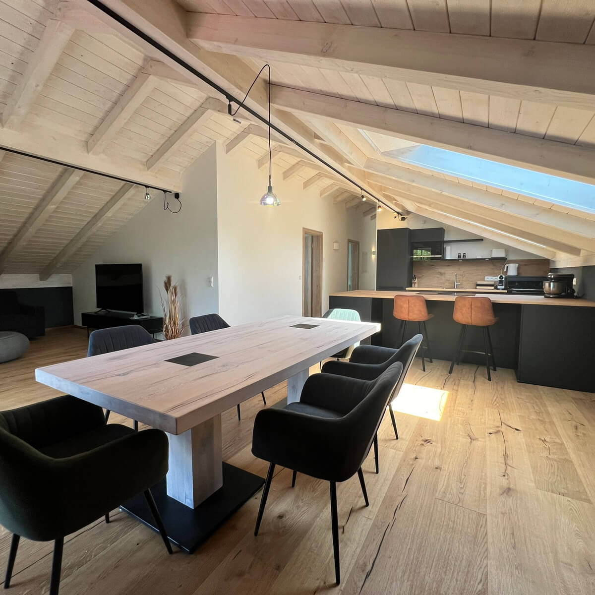 Apartmenthaus-Dorfen-Dachgeschosswohnung-offene-Küche-mit-Essbereich-Apartment
