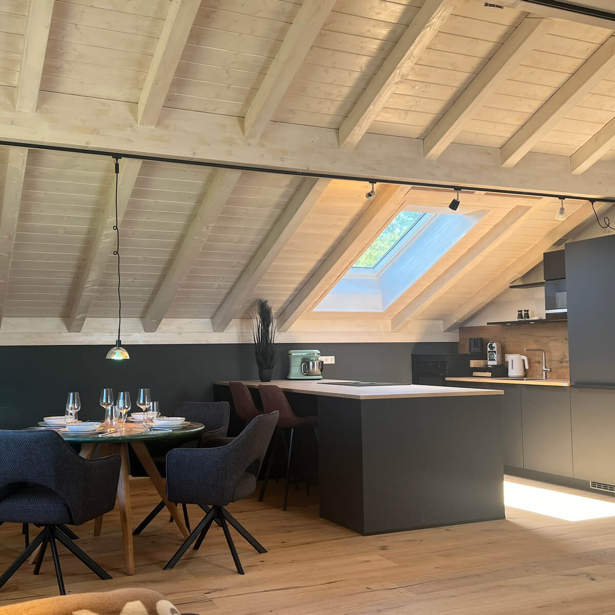 Apartmenthaus-Dorfen-Dachgeschosswohnung-offene-Küche-mit-Essbereich