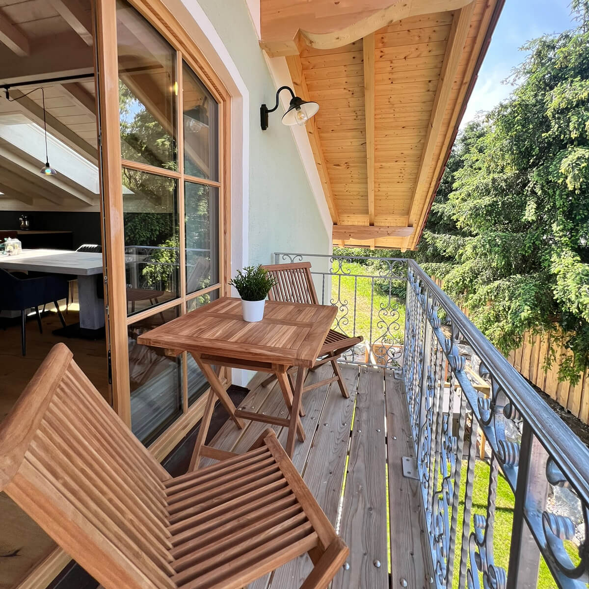 Apartmenthaus-Dorfen-Dachgeschosswohnung-überdachter-Balkon