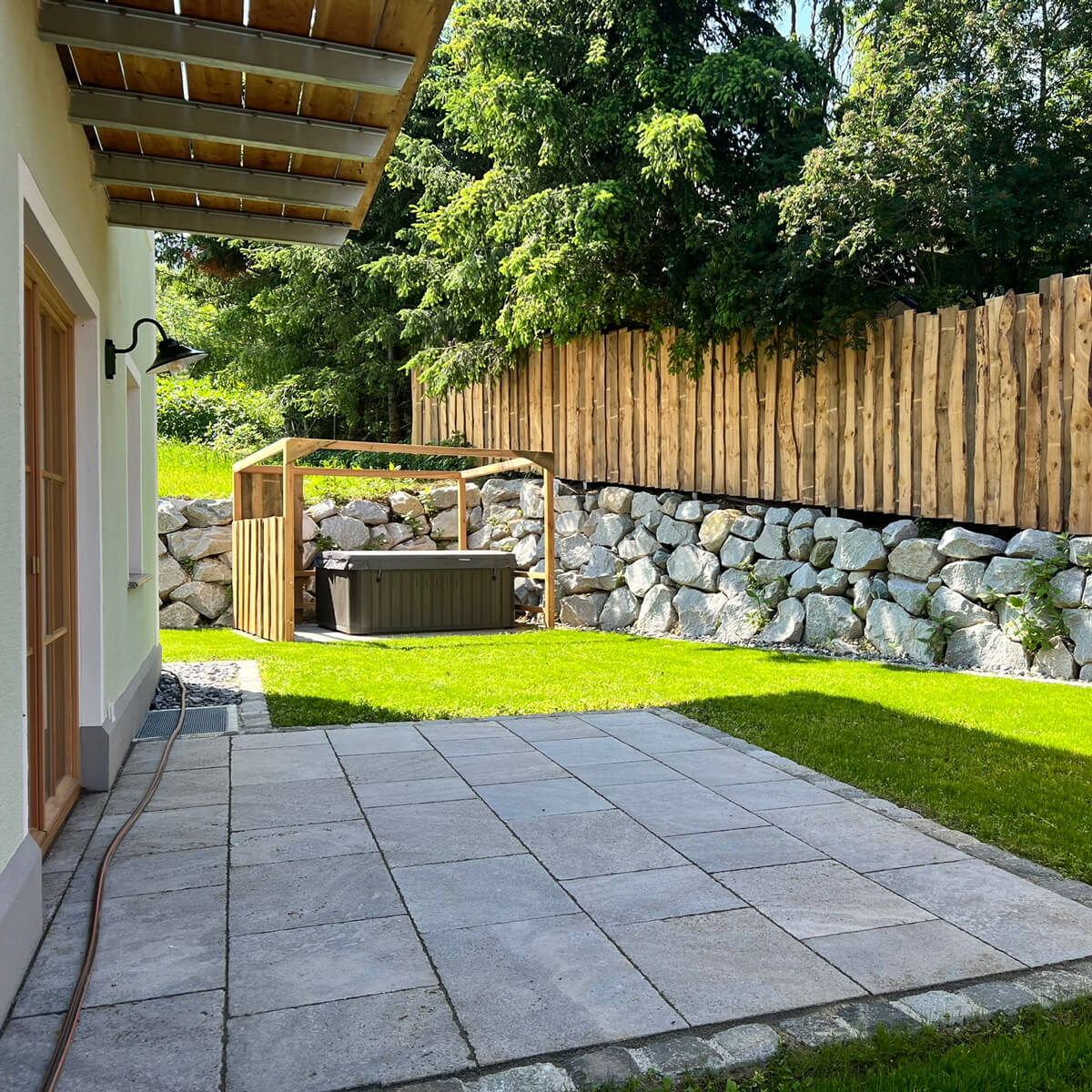 Apartmenthaus-Dorfen-Erdgeschoss-Whirlpool-im-Garten