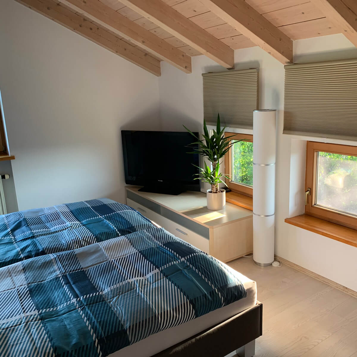 Ferienwohnung-Assling-Schlafzimmer-mit-Flachbild-TV