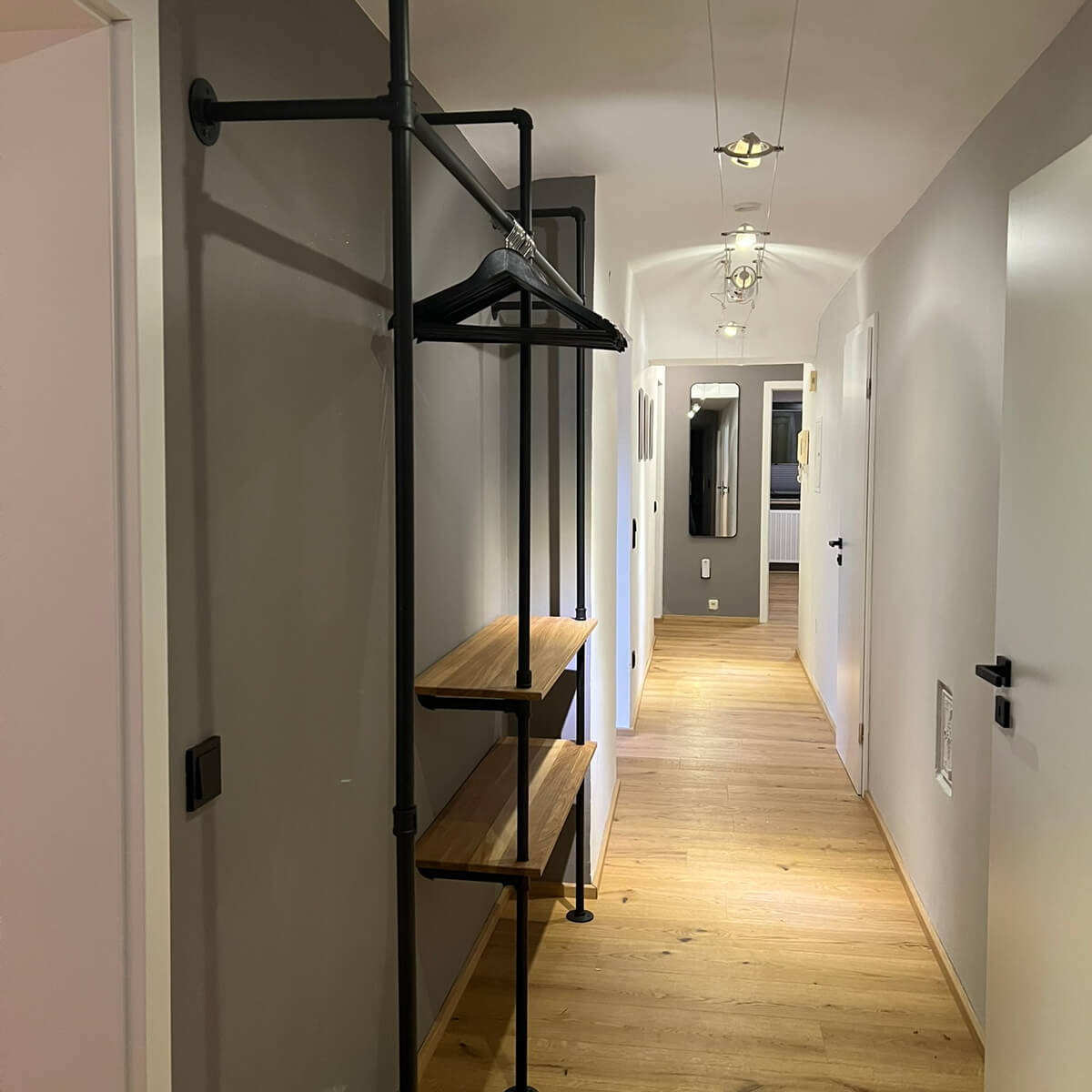 Ferienwohnung-Bad-Aibling-Flur-mit-Kleiderschrank