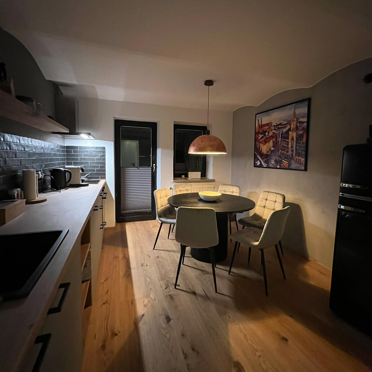 Ferienwohnung-Bad-Aibling-Kueche-mit-Essbereich