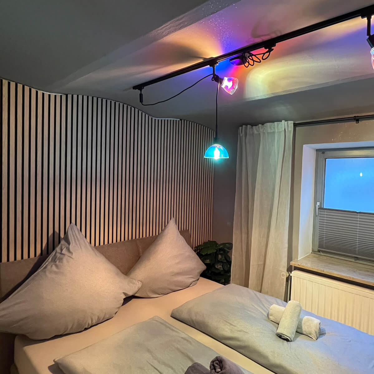 Ferienwohnung-Bad-Aibling-Schlafzimmer-mit-Farbbeleuchtung