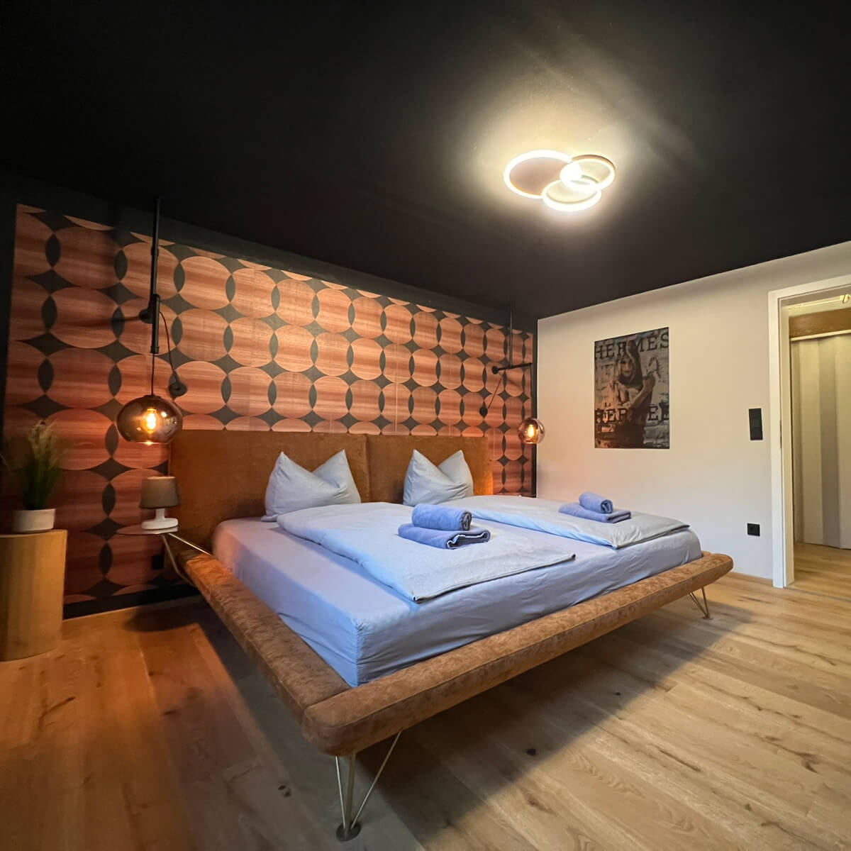 Ferienwohnung-Bad-Aibling-Schlafzimmer-mit-geometrischer-Tapete