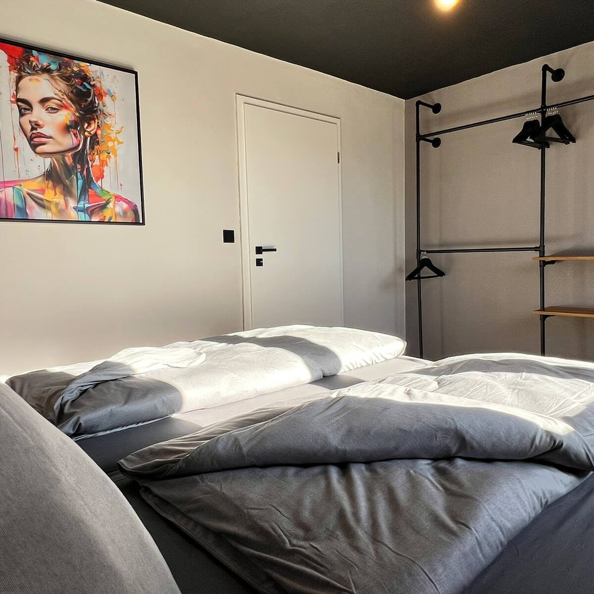 Ferienwohnung-Bad-Aibling-Schlafzimmer-offene-Kleiderschränke