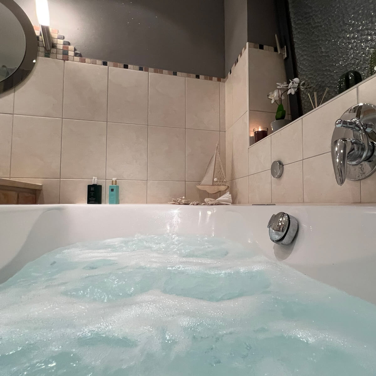Ferienwohnung-Bad-Aibling-Whirlpool-Badewanne-mit-Massagedüsen