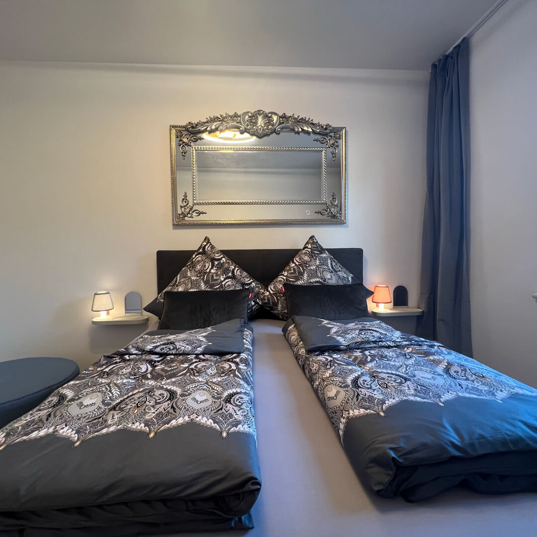 Ferienwohnungen-Glonn-Billard-Wohnung-Schlafzimmer-mit-Doppelbett