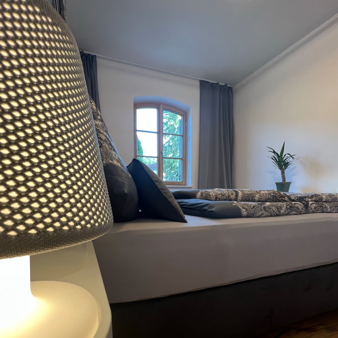 Ferienwohnungen-Glonn-Billard-Wohnung-Schlafzimmer-mit-Spiegel