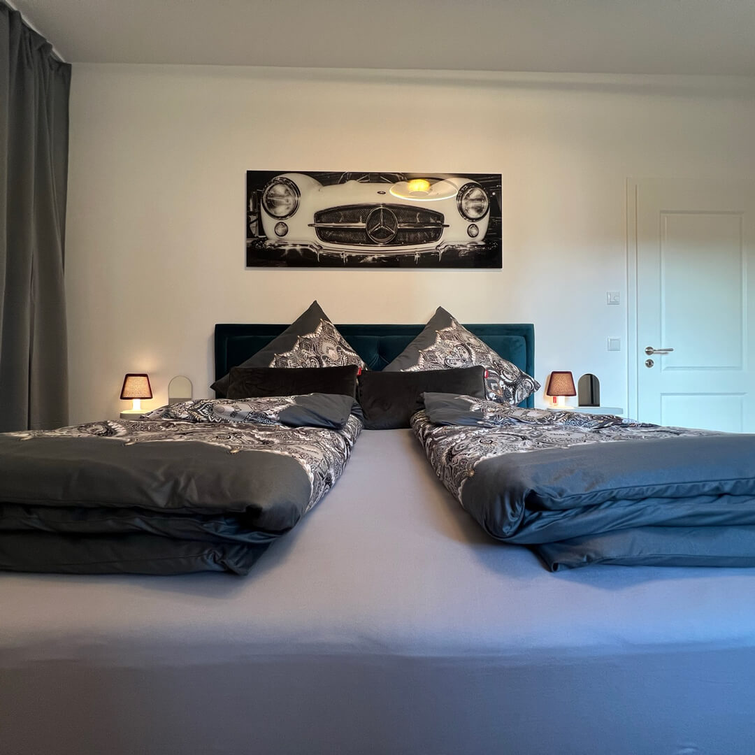 Ferienwohnungen-Glonn-Billard-Wohnung-Schlafzimmer