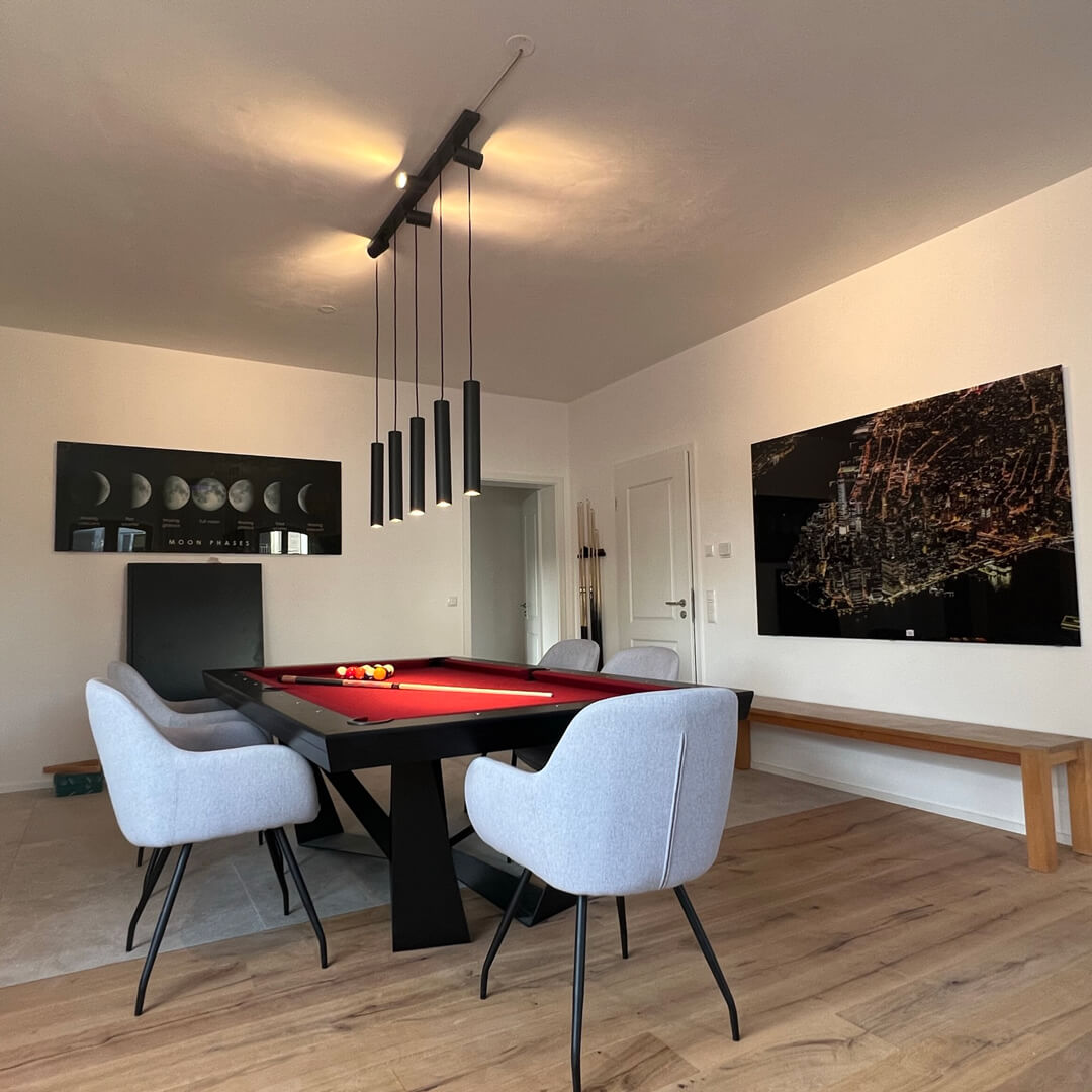Ferienwohnungen-Glonn-Billard-Wohnung-Wohnzimmer-mit-Billardtisch