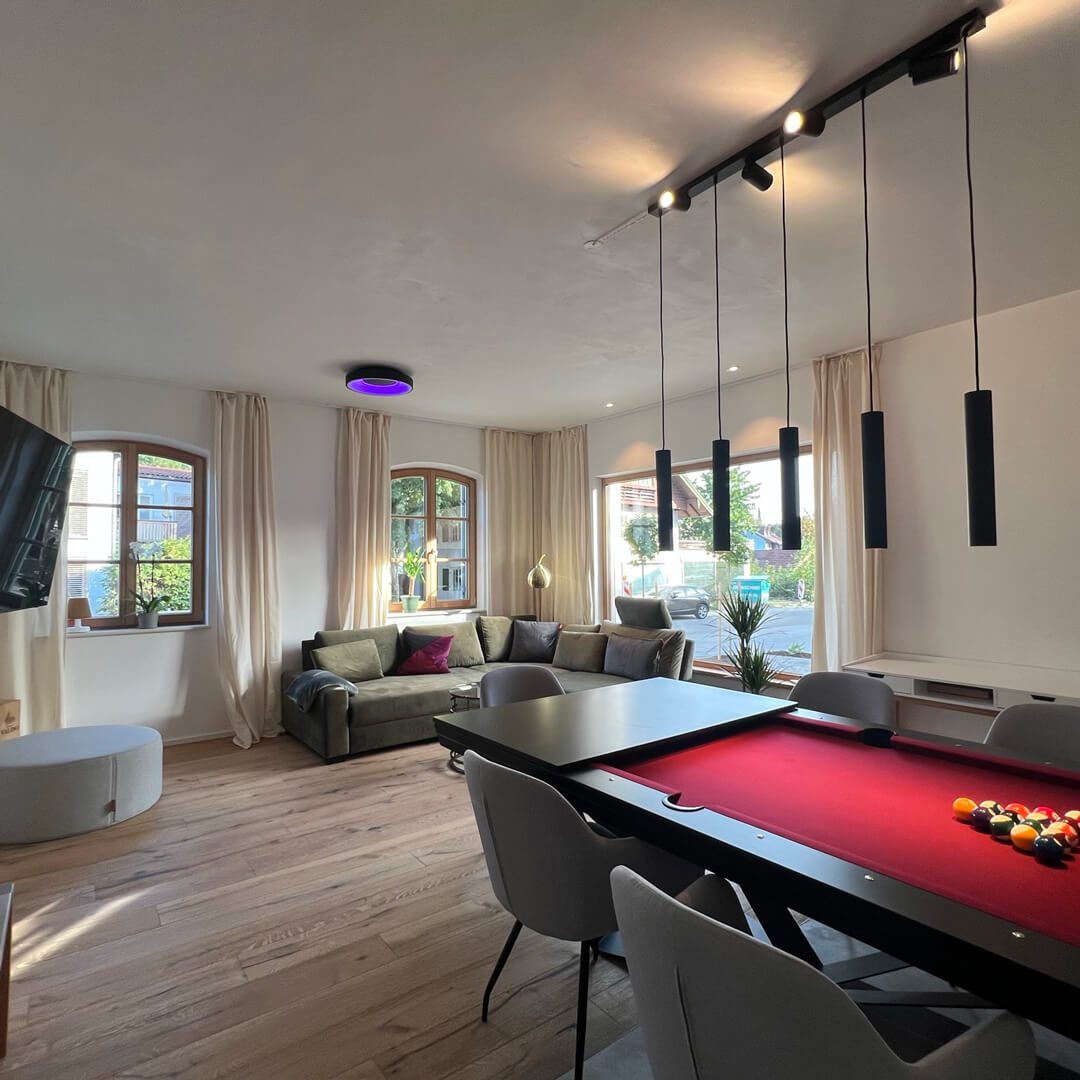 Ferienwohnungen-Glonn-Billard-Wohnung-Wohnzimmer