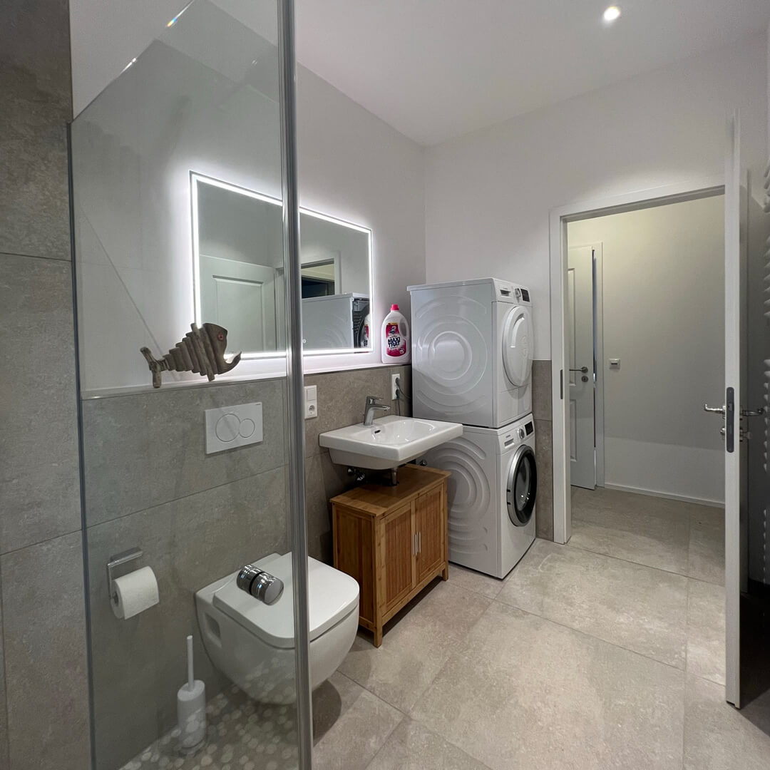 Ferienwohnungen-Glonn-Wohnung-mit-Jacuzzi-Badezimmer-mit-Waschmachine