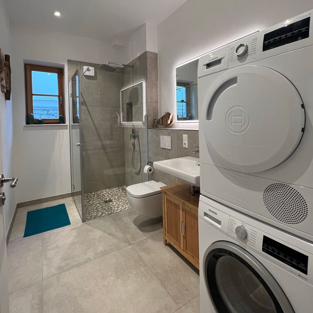 Ferienwohnungen-Glonn-Wohnung-mit-Jacuzzi-Badezimmer