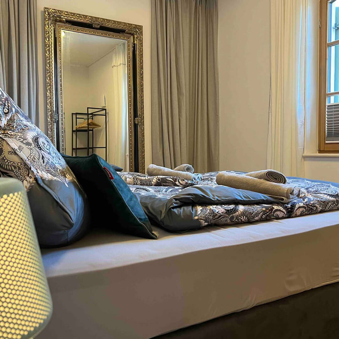 Ferienwohnungen-Glonn-Wohnung-mit-Jacuzzi-Schlafzimmer-Doppelbett