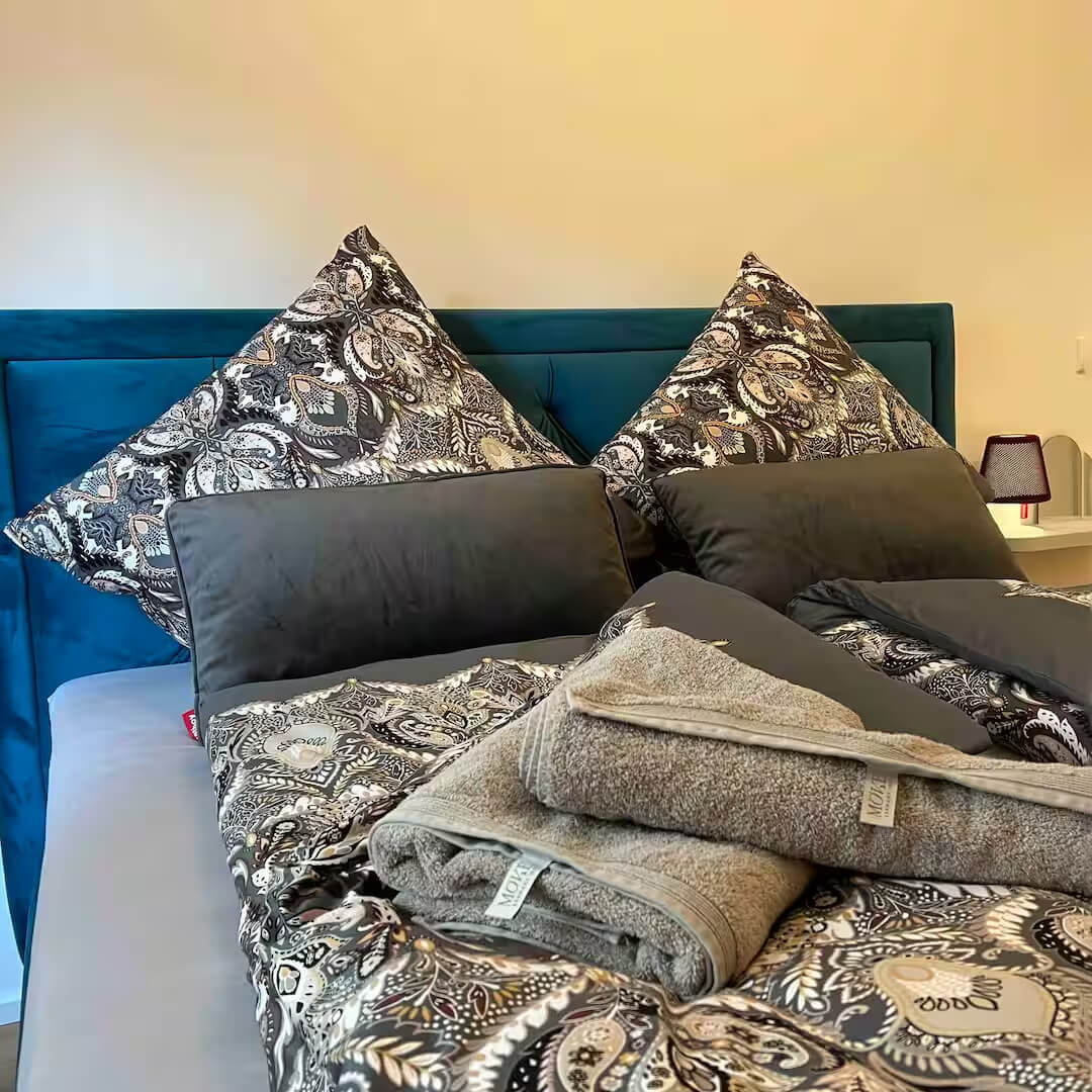 Ferienwohnungen-Glonn-Wohnung-mit-Jacuzzi-Schlafzimmer