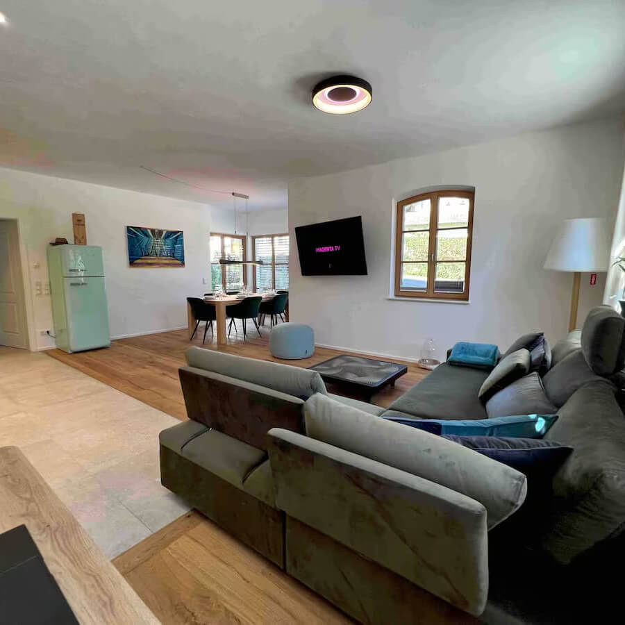Ferienwohnungen-Glonn-Wohnung-mit-Jacuzzi-Wohnzimmer-und-Essbereich