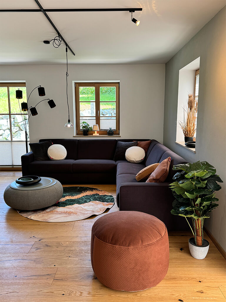wohnbereich apartmenthaus dorfen mit designer möbeln und lichtdurchflutetem ambiente