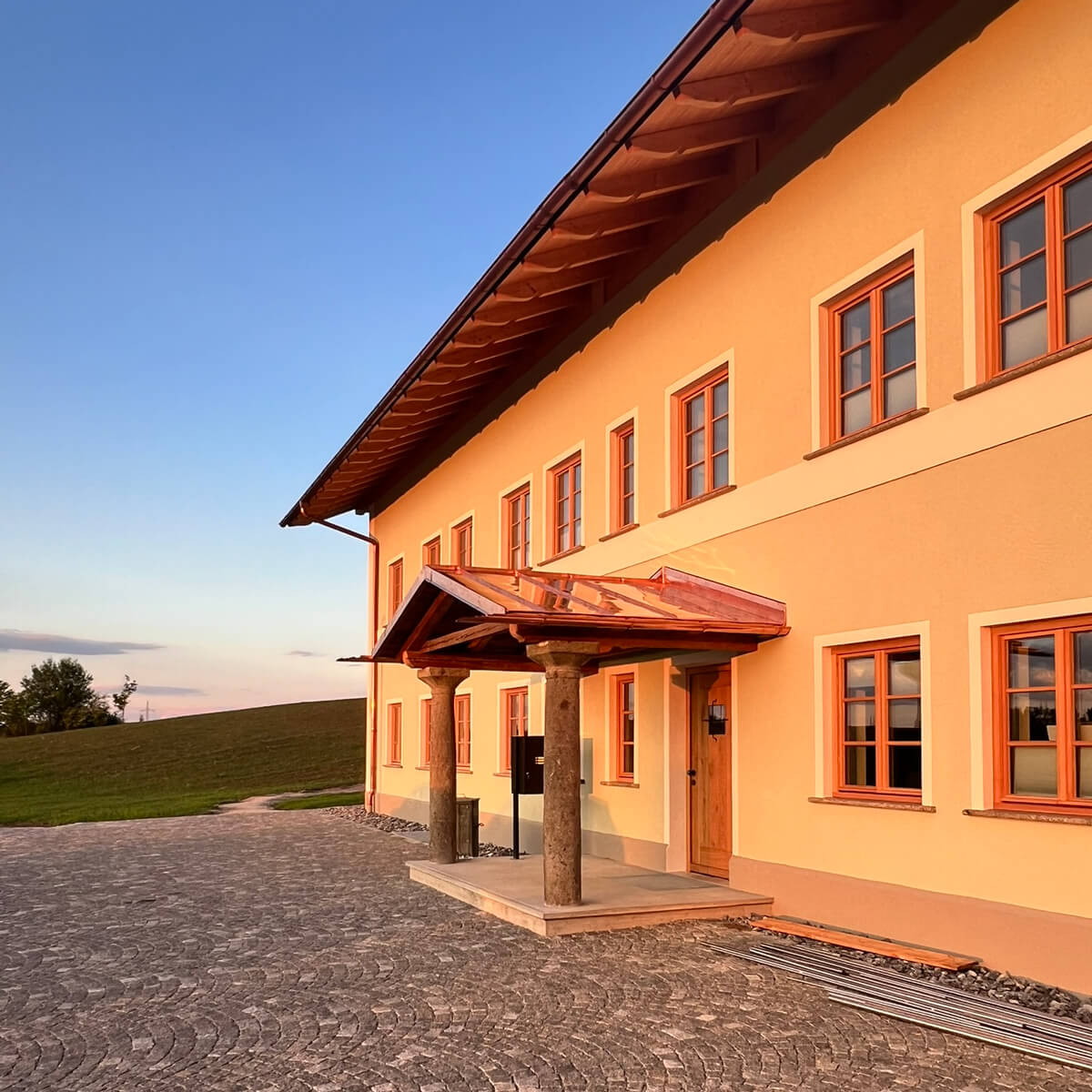 erienwohnung dorfen apartmenthaus mit hochwertiger fassade in oberbayern