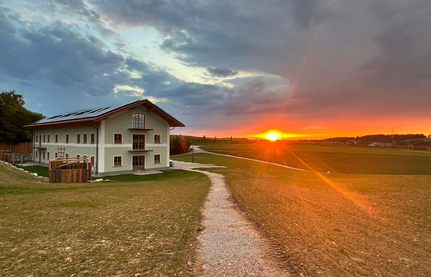 Apartmenthaus Dorfen nahe München bei Sonnenuntergang mit freiem Weitblick